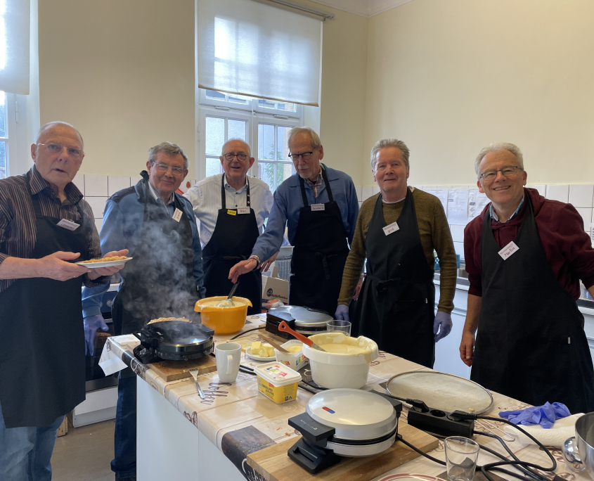 29.11.2025 Männer beim Waffelbacken 29.11.2025 Männer beim Waffelbacken